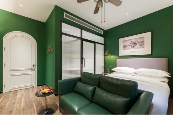 Interior of Harmony Courtyard’s King Room with Garden View – showcasing Gulangyu Accommodations’ blend of comfort and Kulangsu garden charm