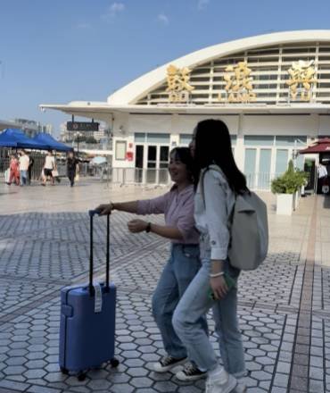 Staff assisting guests at Harmony Courtyard's Pier Pickup Service, showcasing Gulangyu Cultural Activities Hotel's convenient arrival experience