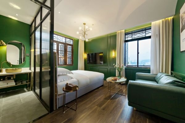 Interior of Harmony Courtyard’s Queen Room with Sea View – highlighting Gulangyu sea view accommodations and modern comfort