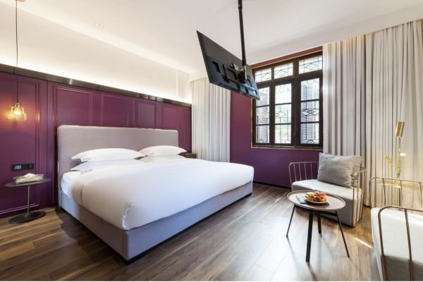 Interior of Harmony Courtyard Twin Room with View, showcasing Gulangyu Accommodations' artistic design and comfort