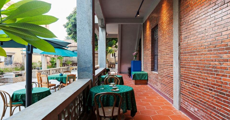 Outdoor dining area at Harmony Courtyard, showcasing Gulangyu cultural activities hotel’s relaxed tea - time experience near Lim Boon Keng’s Former Residence