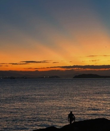 Golden sunset over Gulangyu from Harmony Courtyard’s Sunset Viewpoint, showcasing Gulangyu cultural activities hotel’s scenic highlight